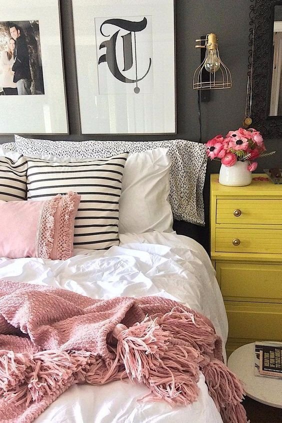 Chambre ado couleur pastel eclectique rose jaune noir