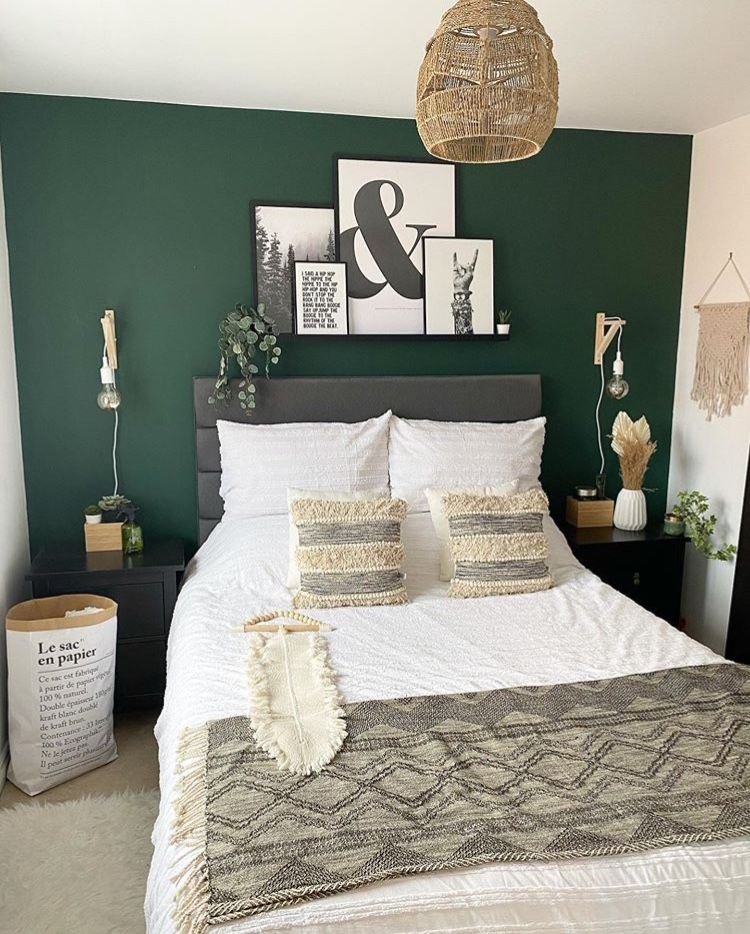 Chambre ado couleur taupe blanc et vert avec cadres