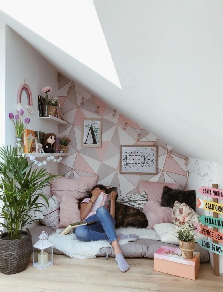 Chambre ado couleur taupe et rose papier peint geometrique