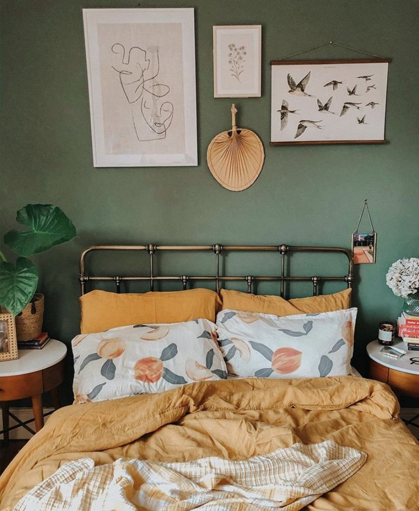 Chambre ado kaki et ocre avec touches terracotta