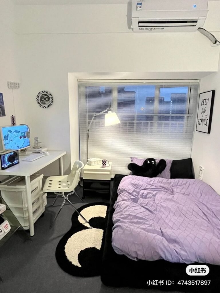 Chambre ado mauve blanc et noire avec bureau style minimaliste