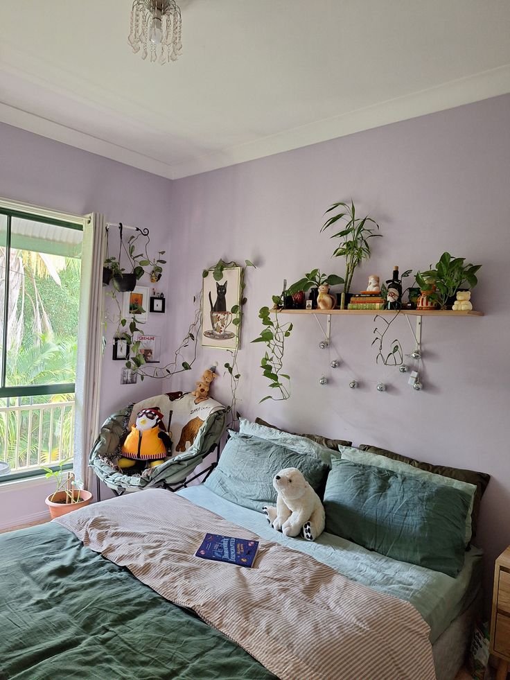 Chambre ado mauve et murs vert celadon