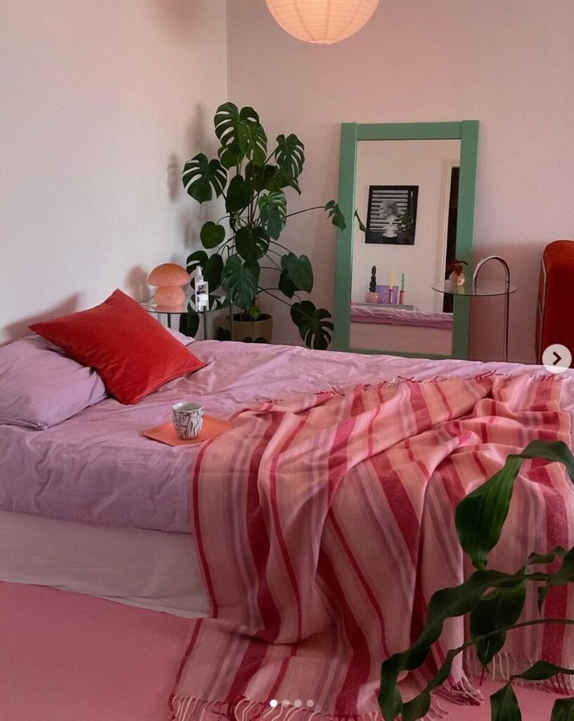 Chambre ado mauve et rouge avec monstera
