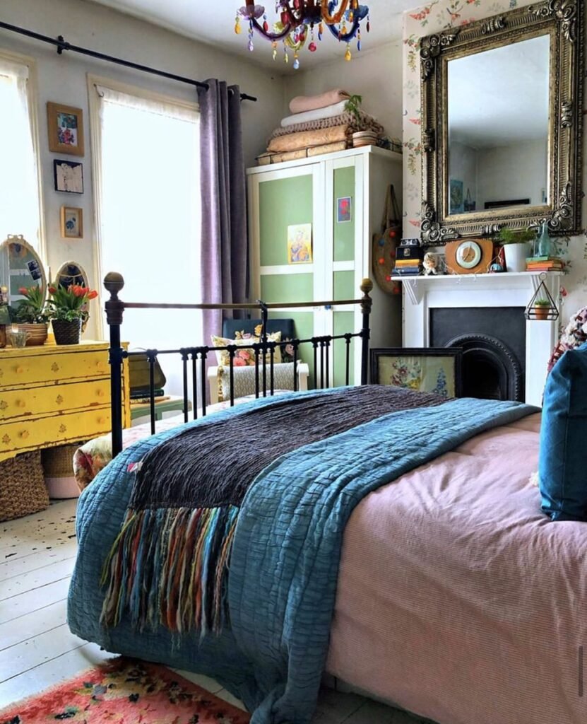 Chambre ado mauve jaune et vert maximaliste