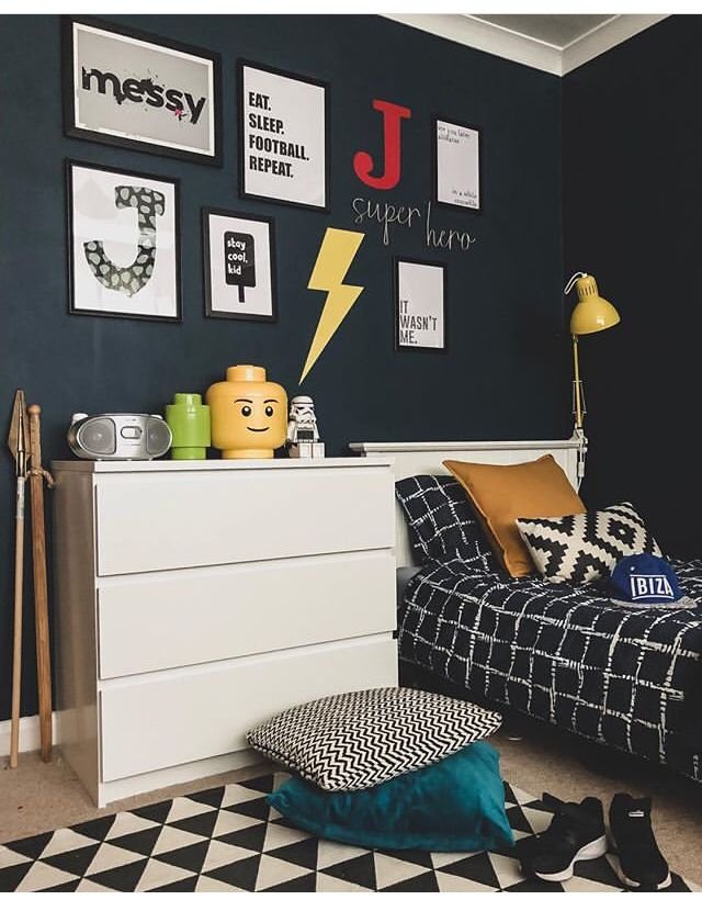 Chambre ado noir et blanc avec mur de cadres