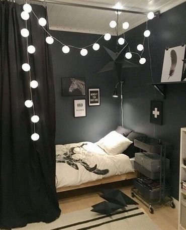 Chambre ado noir et blanc moderne avec guirlandes