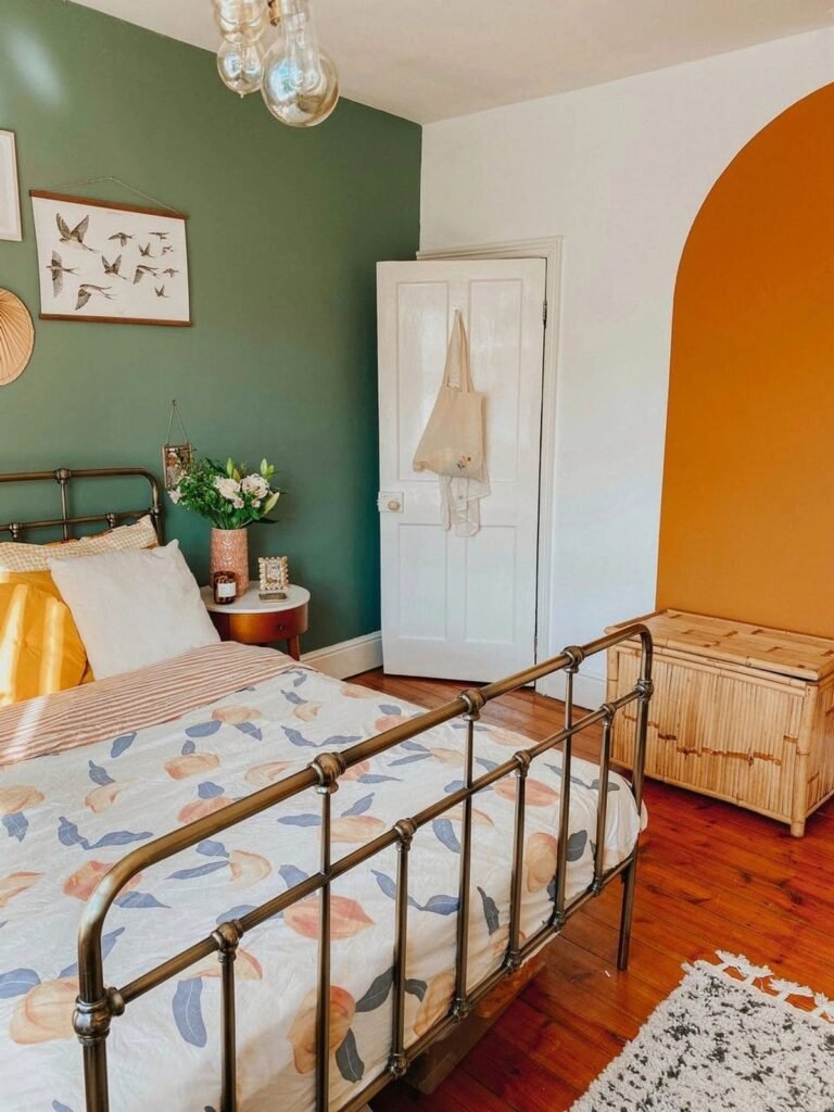 Chambre ado scandinave avec couleurs pastel et mur vert