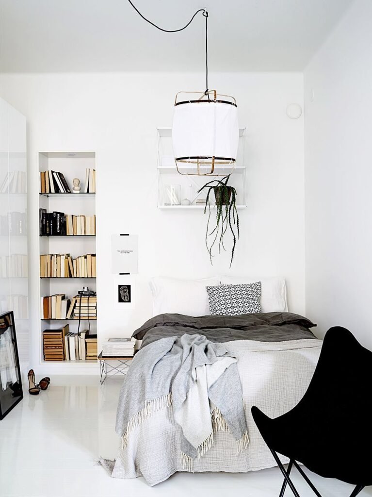 Chambre ado scandinave noir et blanc avec bibliotheque ouverte