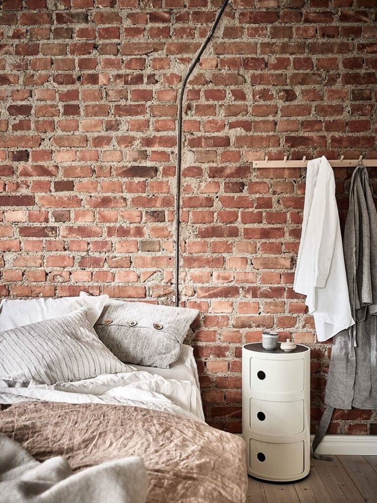 Chambre ado style industriel mur de brique tete de lit
