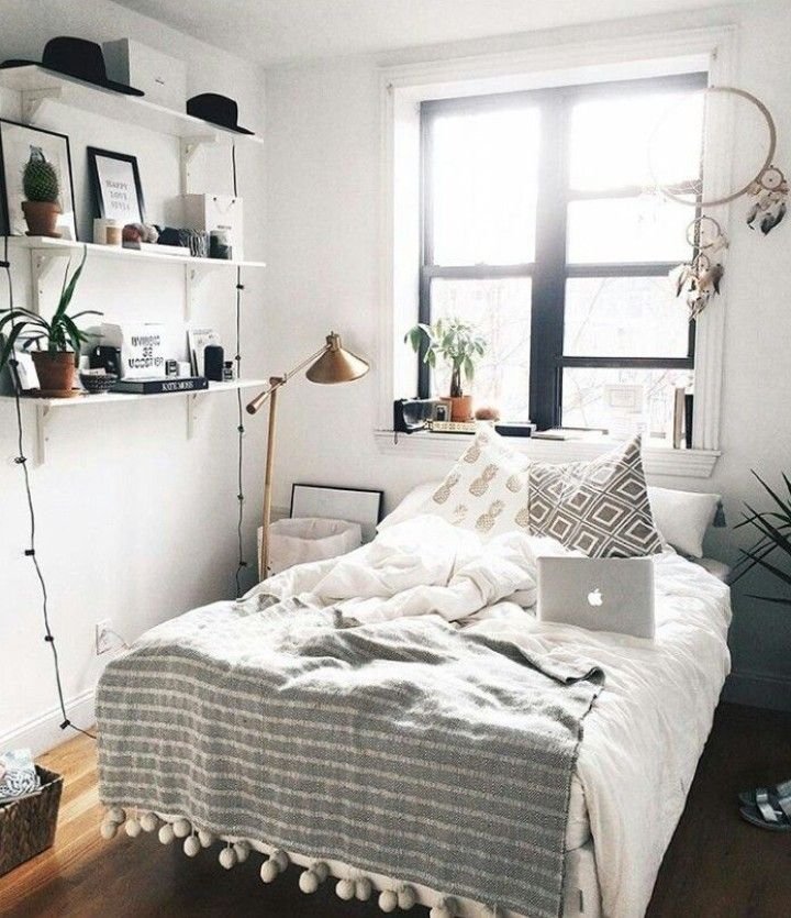 Chambre ado style scandinave cocooning avec etageres et guirlandes