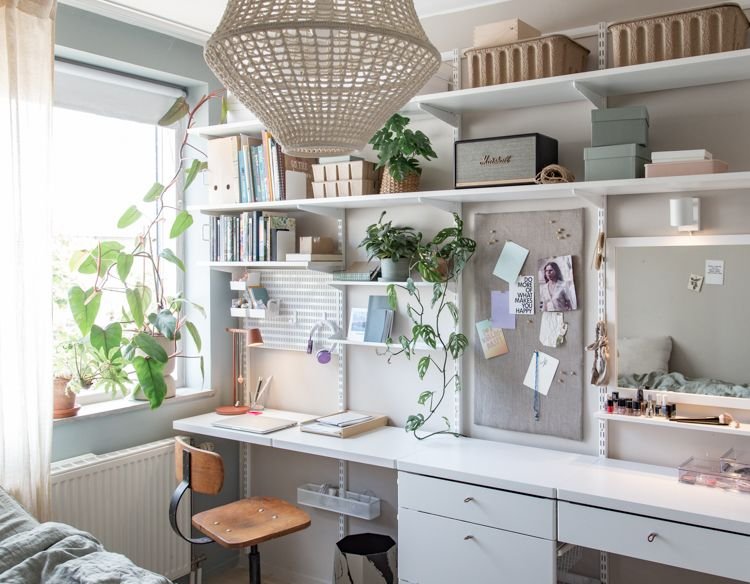 Chambre ado style scandinave coin bureau optimise avec etageres