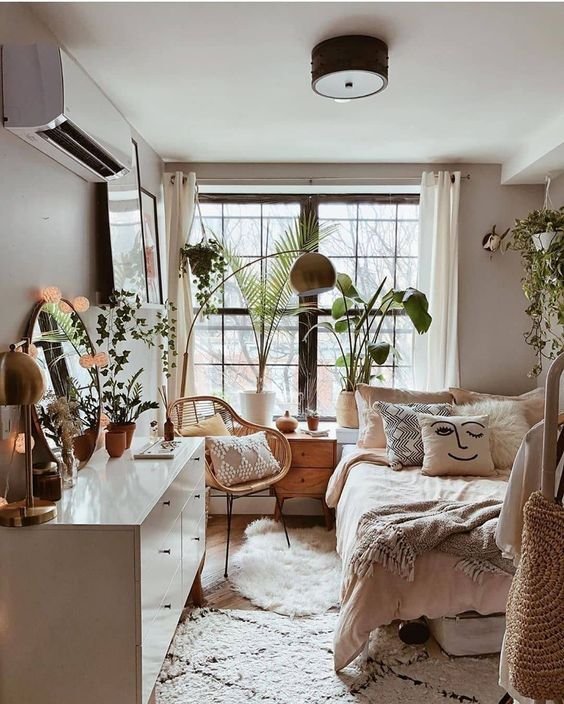 Chambre ado style scandinave en taupe avec tapis berbere