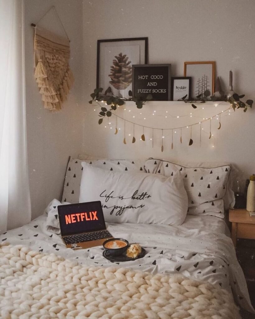 Chambre ado style scandinave et boheme avec pc netflix