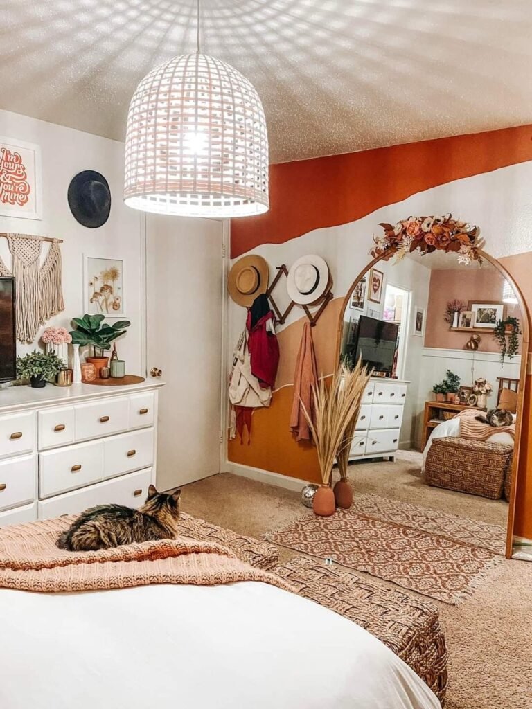 Chambre ado taupe blanc et terracotta avec grand miroir