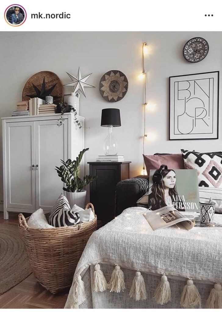 Chambre ado taupe style scandinave avec plaid et coussins