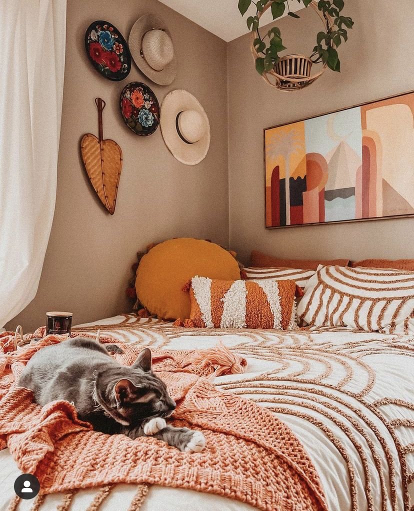 Chambre ado taupe terracotta avec chapeaux au mur