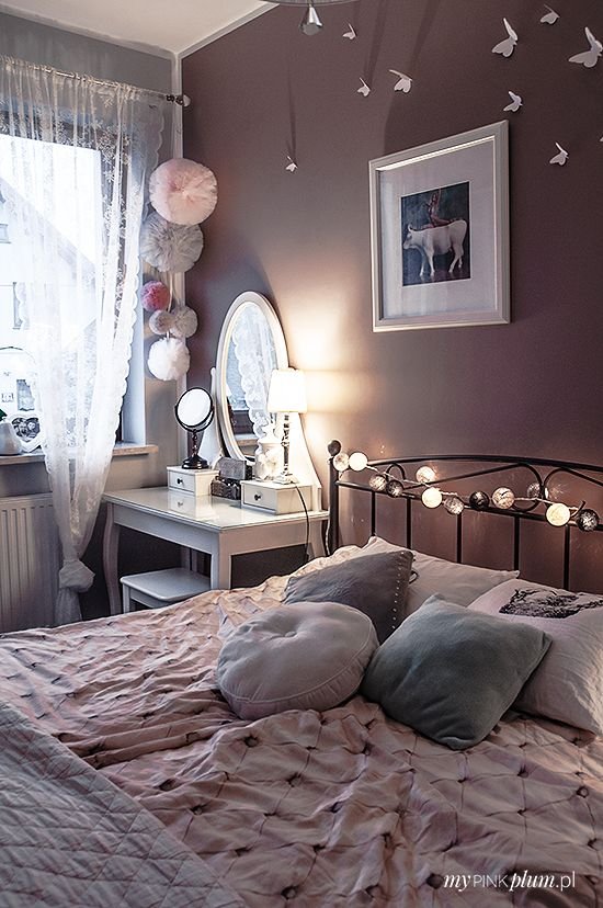 Chambre ado violet prune avec guirlandes boules stylowi