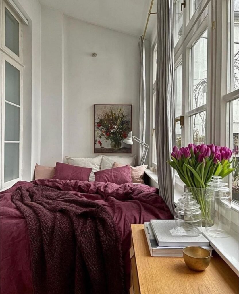 Chambre ado violet prune avec murs gris grandes fenetres