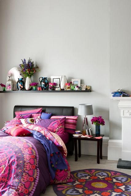 Chambre ado violette avec mur gris style boheme