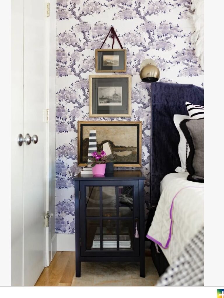 Chambre ado violette avec papier peint petites fleurs