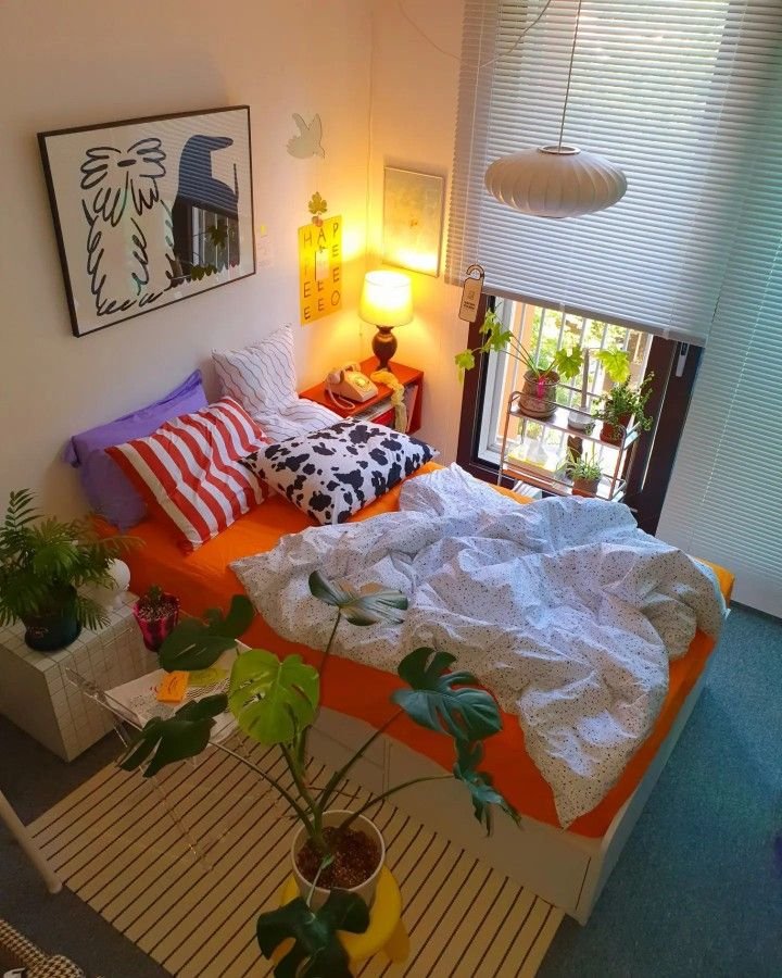 Chambre ado violette blanche et rouge cocooning