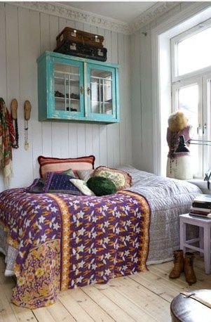 Chambre ado violette et touches de jaune style boheme