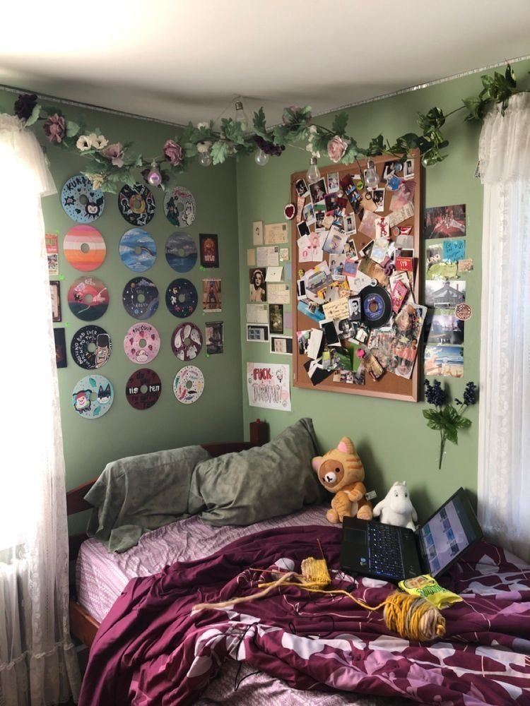 Chambre ado violette et vert sauge avec mur de cadres