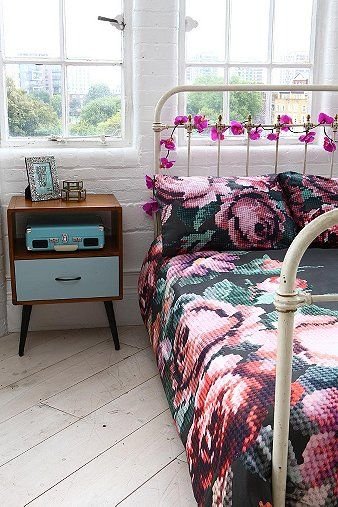 Chambre ado violette rose et verte avec parure de lit urban outfitters