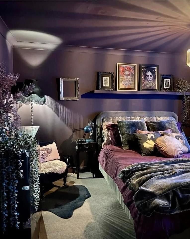 Chambre ado violette total look avec touches de noir style baroque
