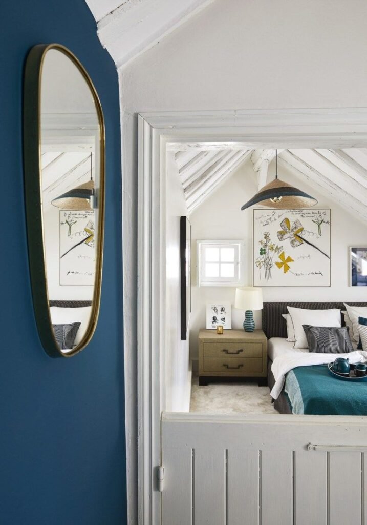 Chambre bleu canard noir et dore par Sarah Lavoine