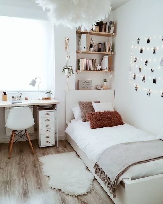 Deco chambre ado style scandinave avec bureau teintes blanches et marron