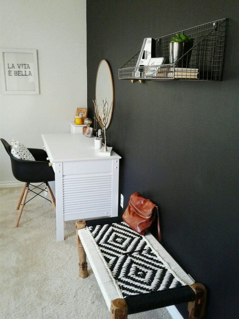 Mur d'accent noir derriere bureau chambre ado noir et blanc