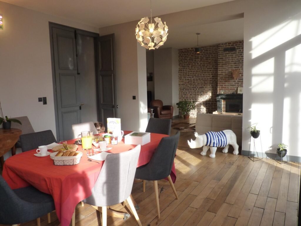 Salle a manger avec le rhino raye