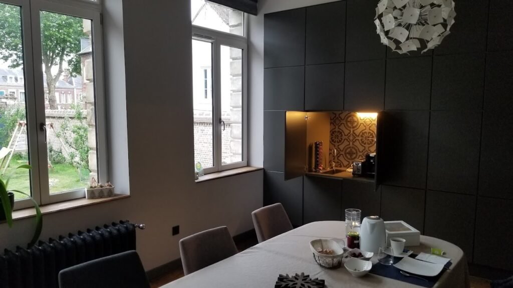 Salle a manger chic le rhino raye