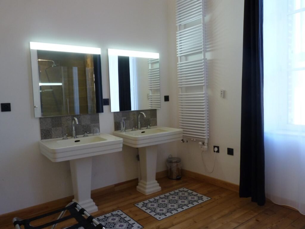 Salle de bain chambre angadreme le rhino raye