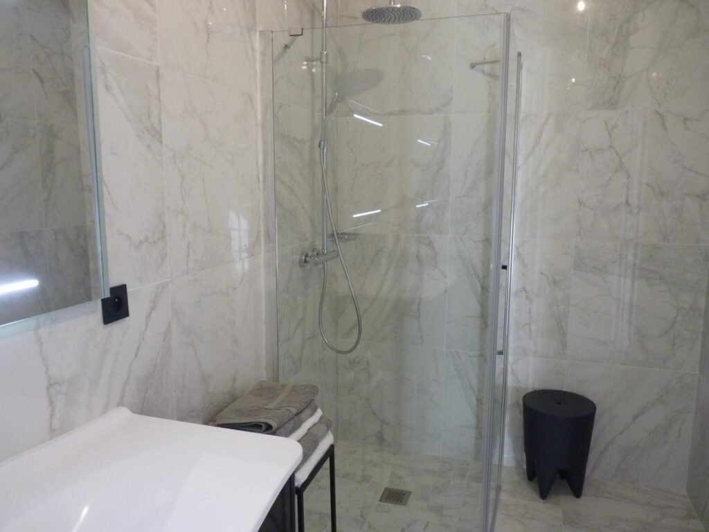 Salle de bain chambre henri le rhino raye