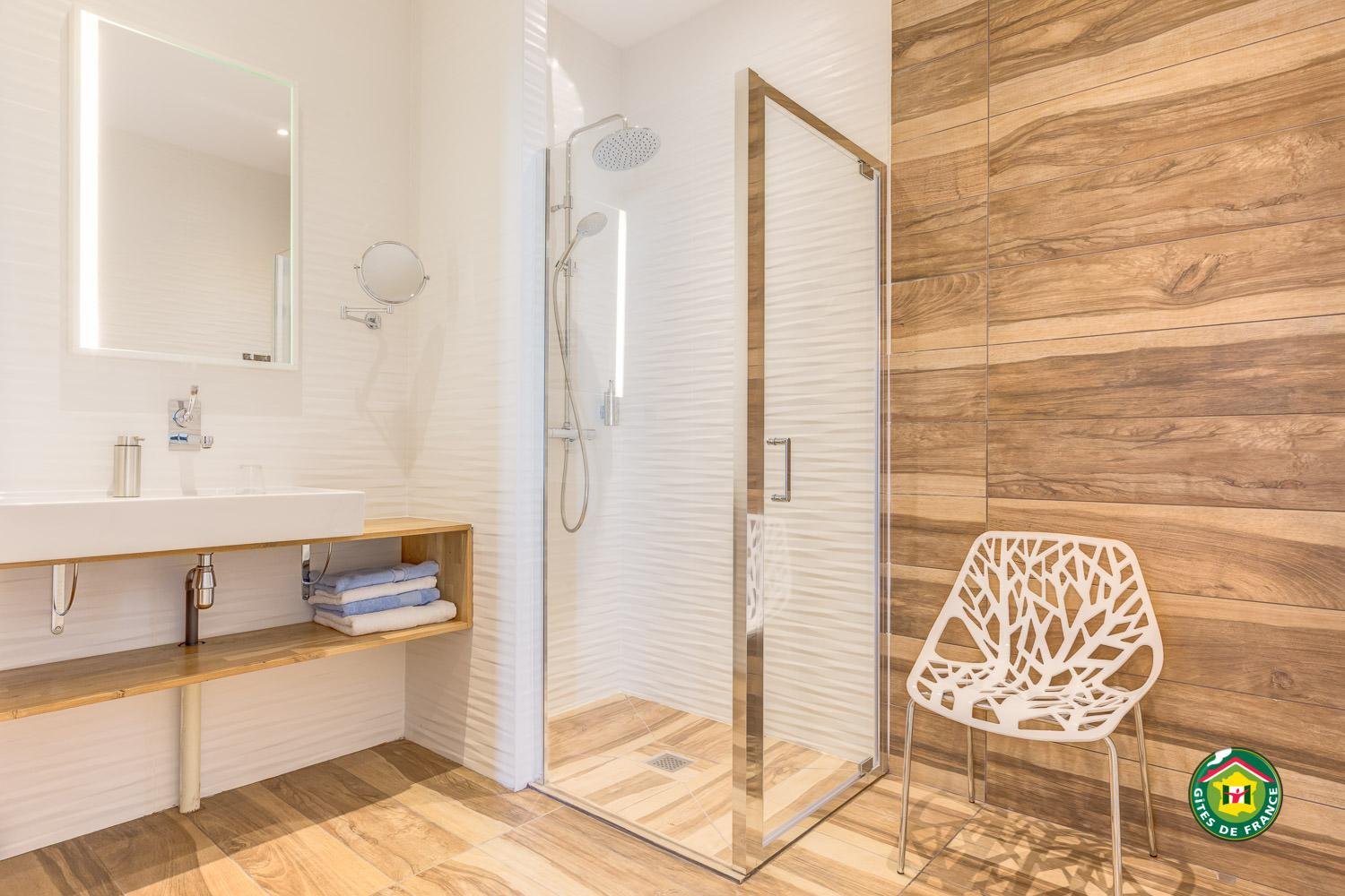 Salle de bain chambre jeanne le rhino raye