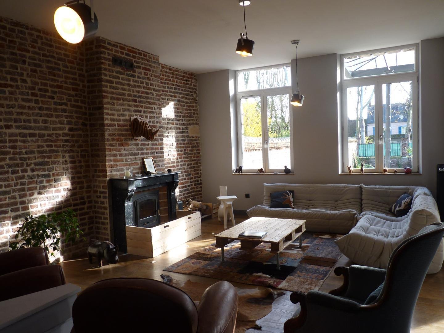 Salon du rhino raye briques rouges