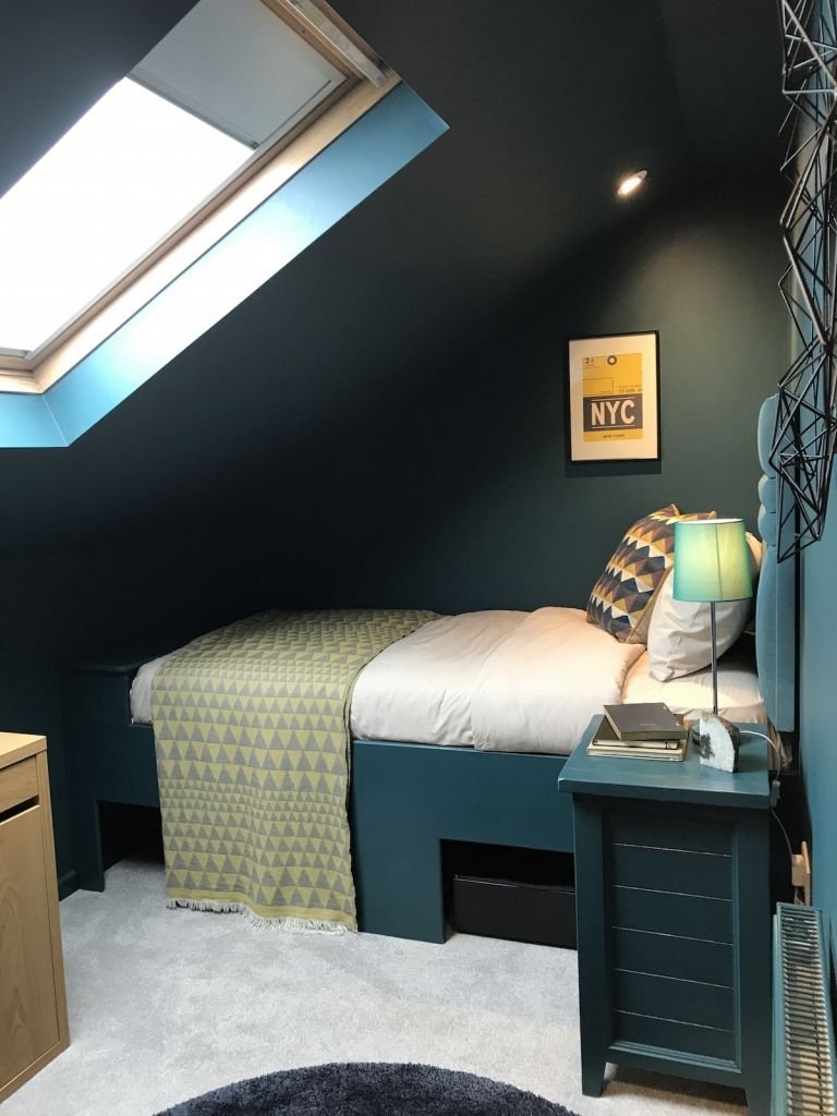 Amenager petite chambre ado avec color drenching peinture foncee