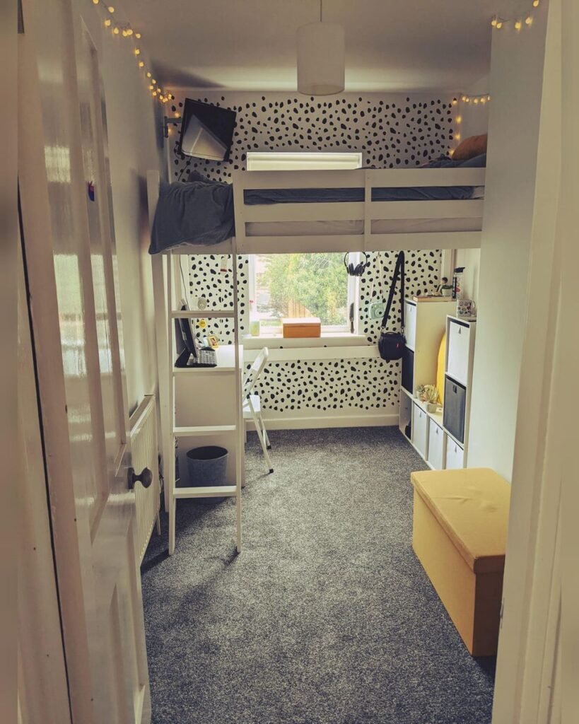 Amenager petite chambre ado avec lit mezzanine et papier peint imprime