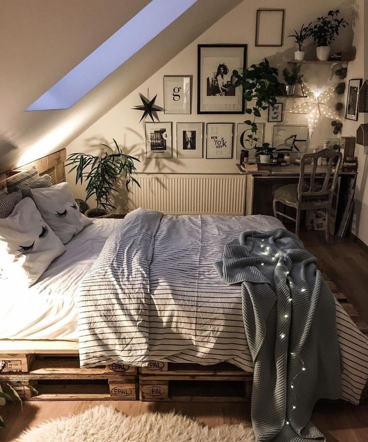 Amenager petite chambre sous pente ado cocooning gris blanc bois