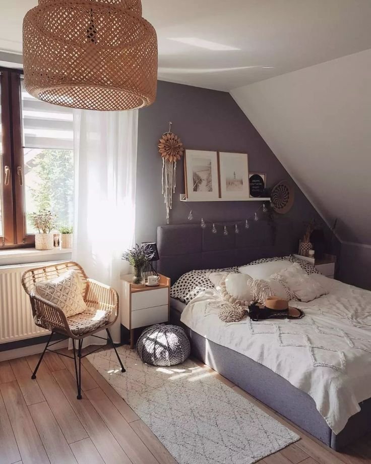 Chambre ado déco violette avec fauteuil en rotin