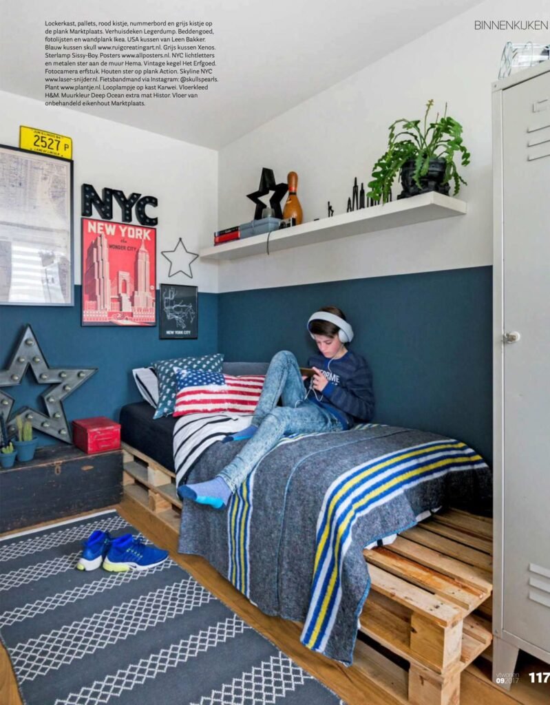 Chambre ado garcon peinture bleue affiche new york rouge