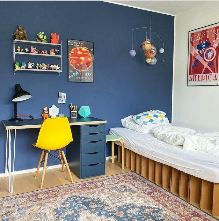 Chambre ado garcon peinture bleue eavec bureau et chaise jaune