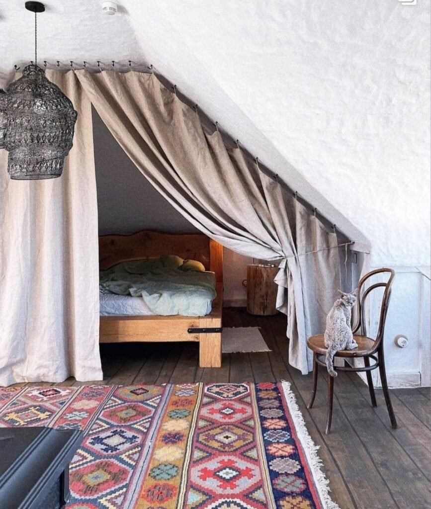 Chambre ado mansardee avec rideaux beiges pour separer le lit