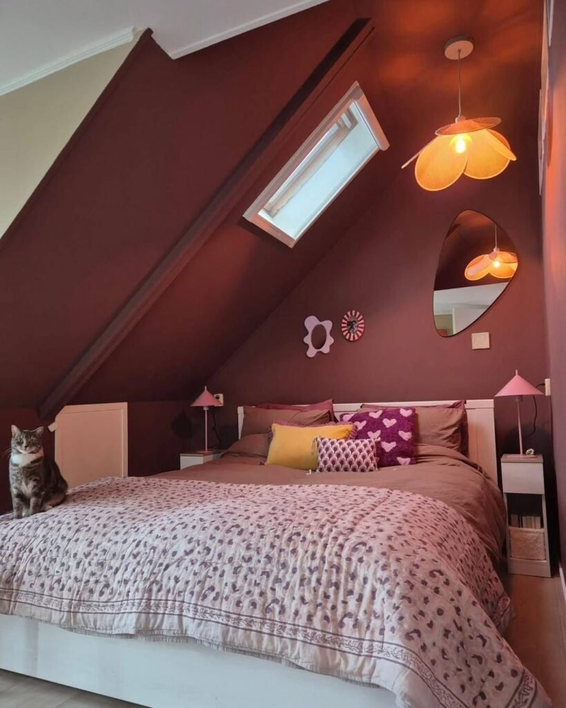 Chambre ado mansardee magnifique color drenching bordeaux et miroir au mur