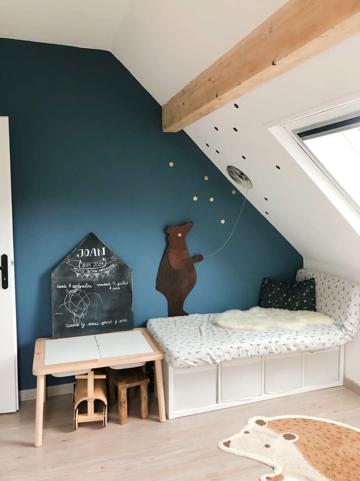 Chambre ado mansardee style scandinave bleu petrole avec ours