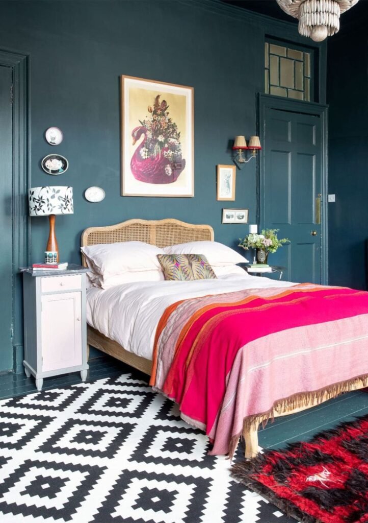 Chambre ado peinture murale bleu gris style baroque avec plaid rose