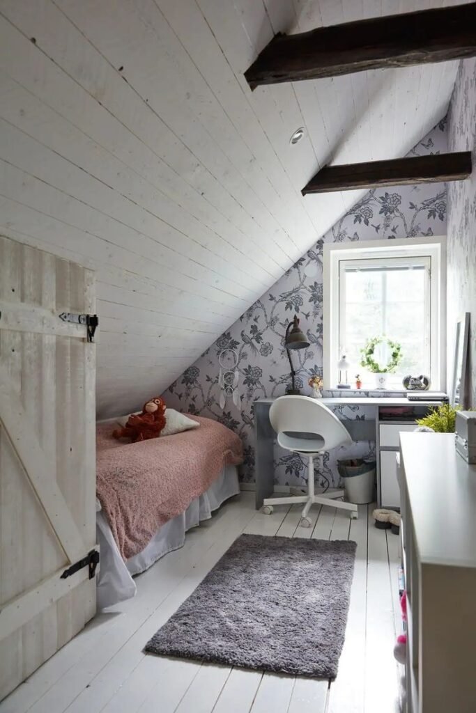 Chambre ado sous combles avec papier peint floral