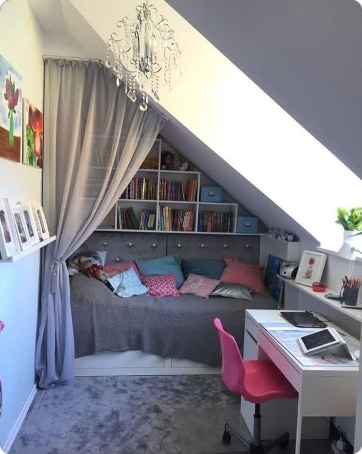 Chambre ado sous combles avec rideau autour du lit style aesthetic